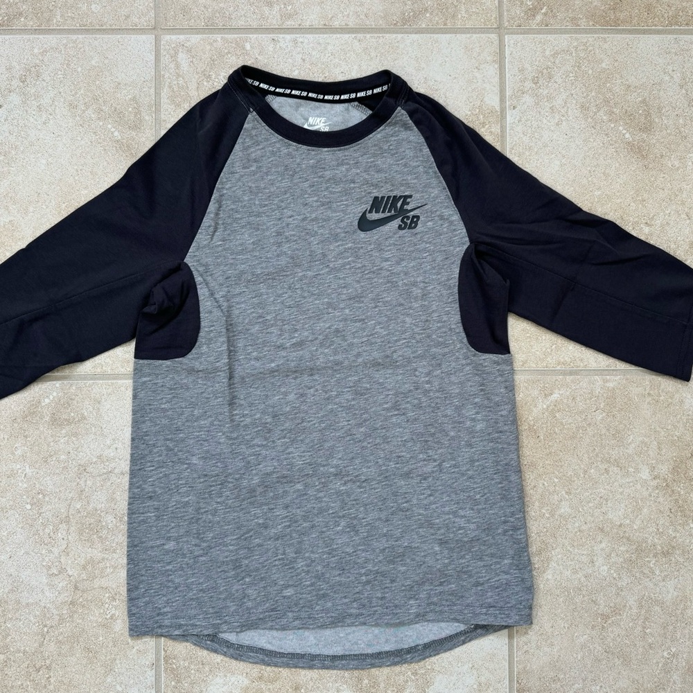 Nike SB Logo 3/4 Sleeve T-shirt
Size: Small 
Color: Grey